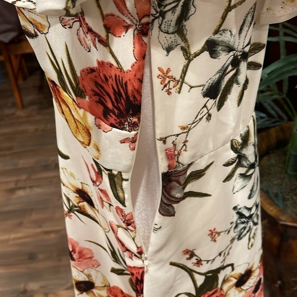 Black Tape L floral print on crème fully lined with side zip V neck dress - Picture 5 of 11